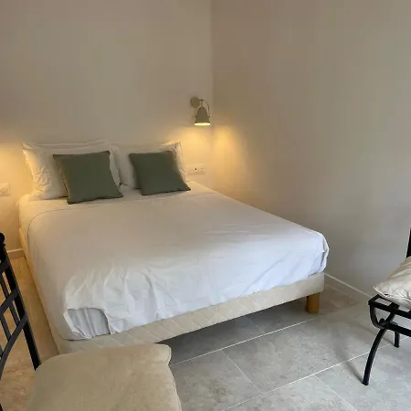 Summerhouse 2 Bed Quiet Old Balcony100m 公寓