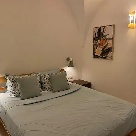 Summerhouse 2 Bed Quiet Old Balcony100m *