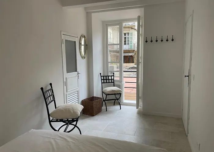 Summerhouse 2 Bed Quiet Old Balcony100m Apartment