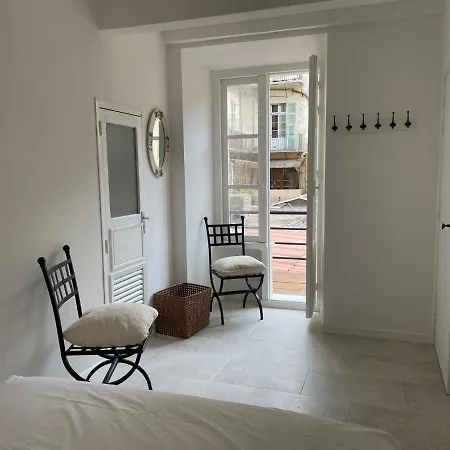 Summerhouse 2 Bed Quiet Old Balcony100m アパート