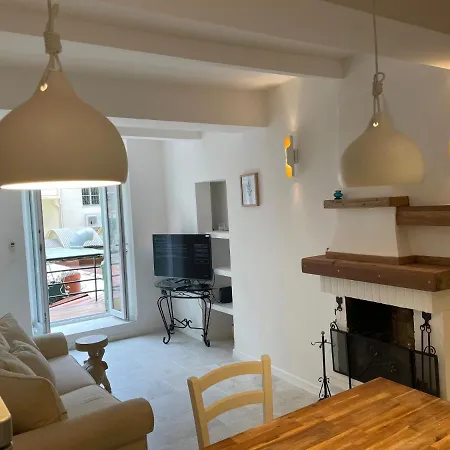 Summerhouse 2 Bed Quiet Old Balcony100m アパート